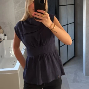 Mörkblå topp - Så cool mörkblå topp💙 sitter så snyggt på men använder tyvärr inte