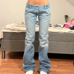 Diesel Jeans  - Midjemått: 39cm, innerbenslängd, 88cm 🩷
