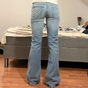 Jeans  - Midjemått: 35cm, innerbenslängd: 84cm 🩷