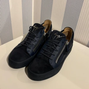 Giuseppe Zanotti skor  - Jättefina trendiga och eftertraktade Giuseppi Zanotti skor i storlek 43. Skick 9,5/10 (endast använda ca 5 gånger) och perfekta nu till vår och sommaren. As snygg modell! Nypris 550 € och tveka inte att höra av er vid minst fråga eller fundering! Pris ej hugget i sten😇