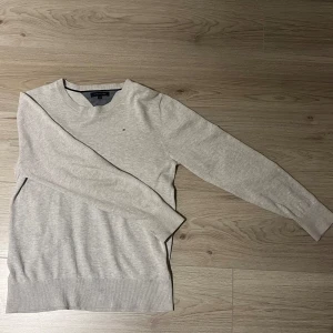 Grå tröja från Tommy Hilfiger - Säljer den här snygga grå tröjan från Tommy Hilfiger. Skick av 7/10. Passar perfekt till dig som är 164 till 170. Hör av dig vid intresse💯