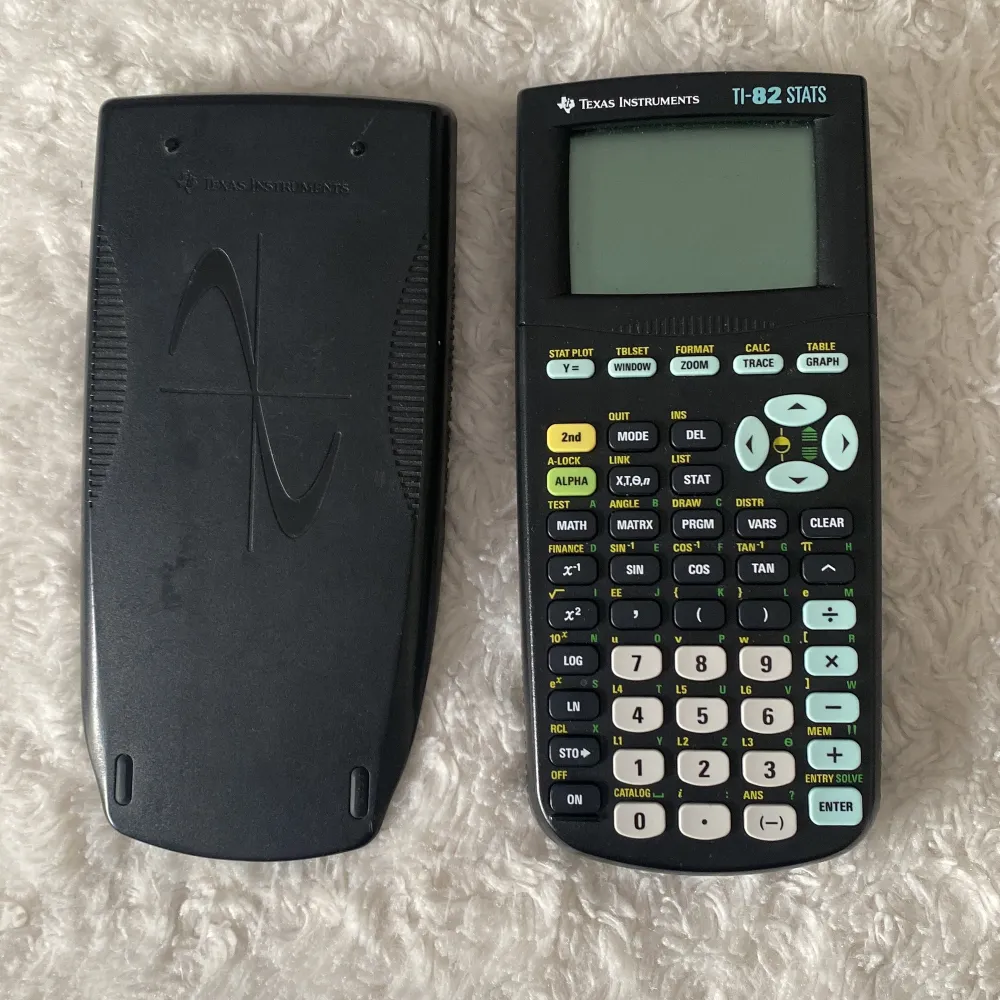 Säljer en Texas Instruments TI-82 Stats miniräknare. Mycket gott skick, använd under två mattekurser. Passar er som läser matte 1&2! Har en svart design med ett skyddande lock. Perfekt för avancerade beräkningar och statistik. Inkluderar funktioner som grafritning. Batterier medföljer ej.. Böcker.
