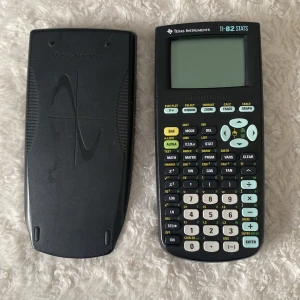 Texas Instruments TI-82 Stats miniräknare - Säljer en Texas Instruments TI-82 Stats miniräknare. Mycket gott skick, använd under två mattekurser. Passar er som läser matte 1&2! Har en svart design med ett skyddande lock. Perfekt för avancerade beräkningar och statistik. Inkluderar funktioner som grafritning. Batterier medföljer ej.