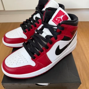 Jordan 1 Chicago Mid 2020 - Jordan 1 Chicago Mid 2020 , Nyckick. Ligger pả 2000-2500 på stockx Kom med bud vid snabb affär. Original kvitto ingår
