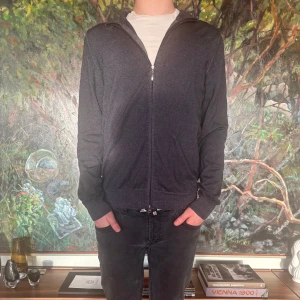 Gran Sasso  - Säljer en stilren mörkgrå tröja från Gran Sasso, tillverkad i Italien. Tröjan passar dig som är mellan 175-180cm lång. Perfekt för en avslappnad och elegant look. Modellen på bilden är 175cm och väger 58. Nypris 5500kr