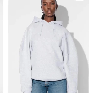 LXA mjukis set  - Grått mjukisset från LXA (Linn Ahlborgs märke) med en hoodie och ett par matchande byxor. Hoodien har en avslappnad passform och "LXA THE LABEL" tryckt på ryggen i rött. Byxorna har en rakare modell med resår i midjan.  Går inte att få tag på längre då märket lagt ner.   Storlek: XS/S (egentligen S men tycker de är lite mindre än vanligt)  Använda ca 3ggr. 