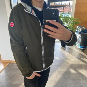 Colmar Windbreaker - Säljer denna feta colmar windbreaker till ett mycket billigt pris, storlek 48 som motsvarar s. Hör av er vid frågor eller funderingar💯🤝