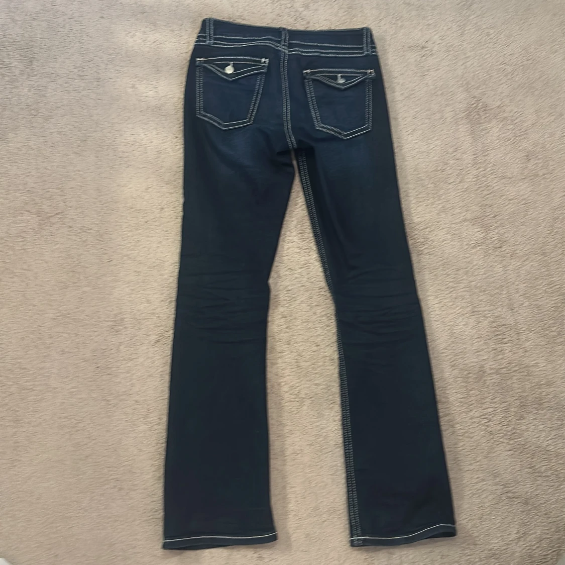 Mörkblå bootcut jeans från Gina Tricot - 2