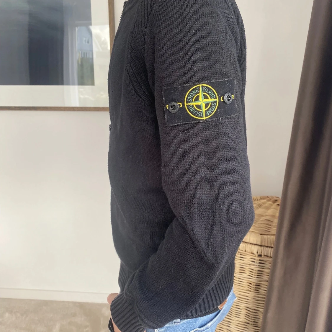 Svart stickad tröja med dragkedja från Stone Island