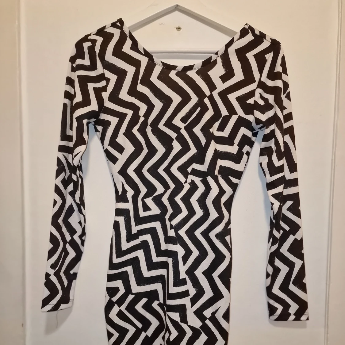 Svartvit mönstrad klänning från H&M - 1