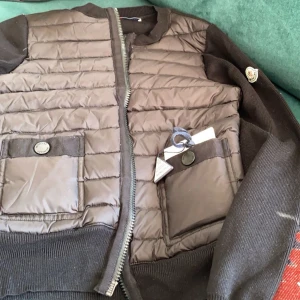 Buda på min Moncler Cardigan - Kollar intresset på min Moncler Cardigan, Skriv först. Priset börjar på 3000kr.
