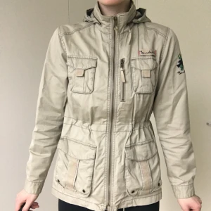 Jacka Bondelid - Perfekt till våren! 🌸Smart luva i kragen & innerficka m dragkedja. Obs Tittar man riktigt noga i skarpt ljus kan man ana en viss färgförändring på insida krage, men så lite att det är svårt att ens fånga på bild (se bild 3). Svarar gärna på frågor! ✨