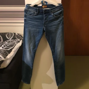 Jack & Jones Slim fit Glenn  - Säljer nu ett par feta blåa Jack & Jones jeans i modellen Slim/Glenn, W30 L32, köpta för 799kr (sista bilden), alla taggar som följer med vid köp sitter kvar! endast provade så väldigt nya och säljer för 50% av ordinarie pris! Priset går även att diskutera