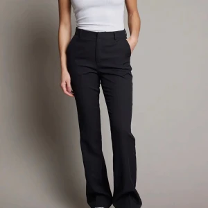 Svarta kostymbyxor - Snygga svarta kostymbyxor med medelhög midja och bootcut-stil. Perfekta för en stilren look. Bikbok vilma 