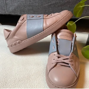 Valentino sneakers i beige och blå - Snygga Valentino sneakers knappt använda. Jag säljer mina valentino skor pga för liten storlek. Skorna är knappt använda och är i mycket fint skick. Vid frågor och funderingar är de bara och höra av sig. PRIS KAN FÖRHANDLAS! Mvh Theo
