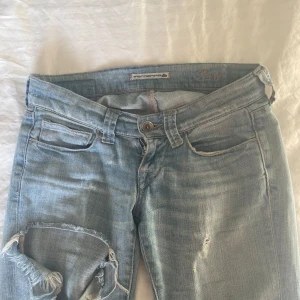 Ljusa jeans från Fornarina - Snygga ljusa jeans från Fornarina. low waisted och bootcut, som jag sytt själv. ändå defekten på sista bilden! 