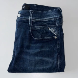 Replay Blå Anbass Jeans - Mörkblå Replay Anbass jeans med klassisk design av slitningar. Jeansen är använda ett fåtal gånger och har inga spår av större skador. Storlek W31/L34