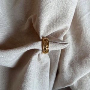 Gold ring - Gullig ring perfekt för layering, aldrig använd! Justerbar🩷
