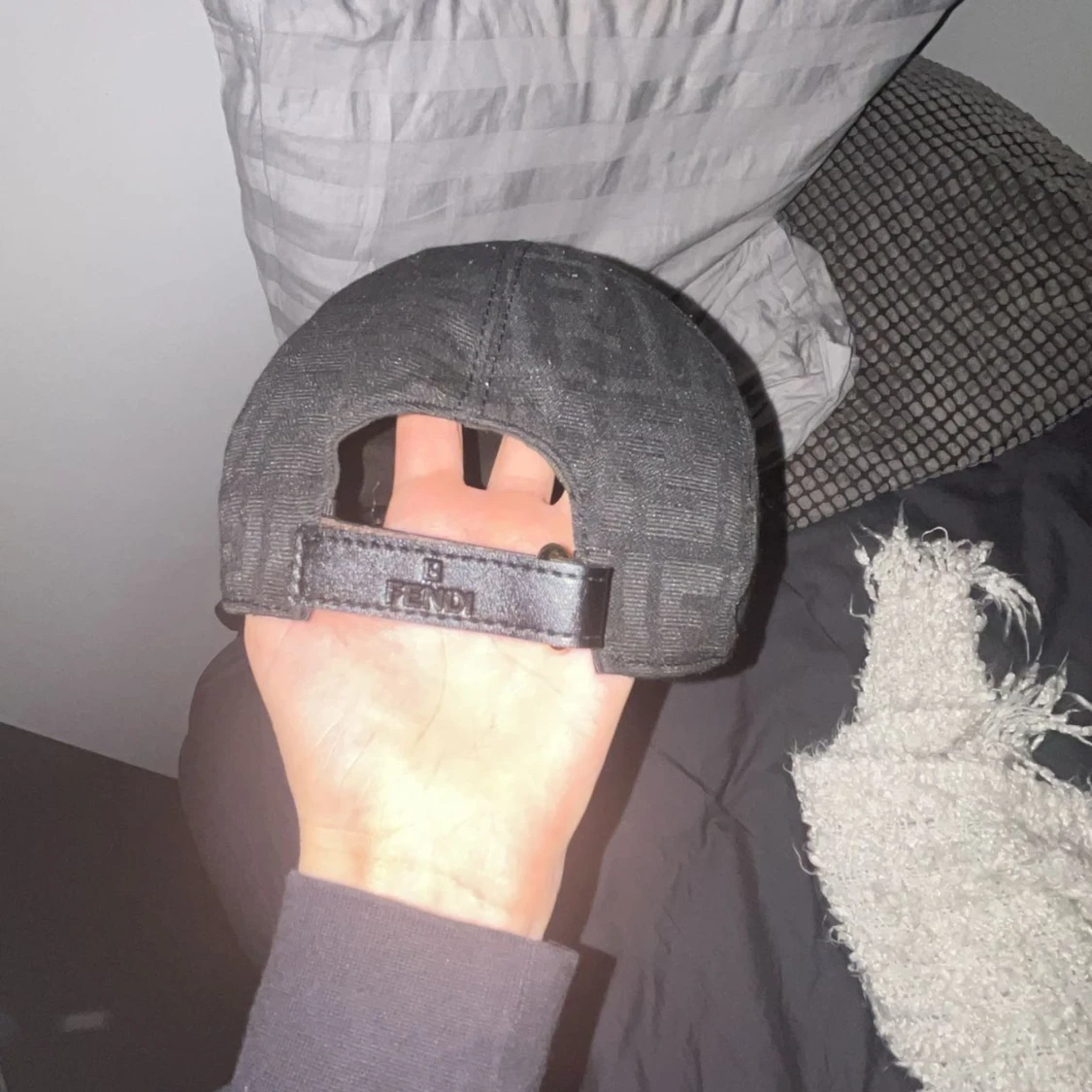 Svart keps från Fendi