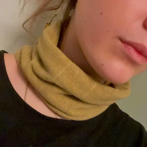 beige buff  - Säljer mysig hals buff i fleece i beige! Funkar även perfekt som pannband, en en perfekt detalj för snygga outfits! Hör av er vid frågor och kolla min profil för fler färger!❤️