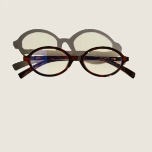 Ovala glasögon  - INTRESSEKOLL Snygga och trendiga ovala glasögon med sköldpaddsmönster med blåljusfilter. De har en klassisk design med en tunn båge som ger en stilren look. Perfekta för att ge din outfit en touch av elegans. Pris: 499 kr Aldrig använda. Skriv om du är intresserad