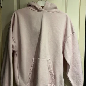 Ljusrosa hoodie från Sister - Mysig ljusrosa hoodie från newyoker i storlek XS. Stor i storleken så passar XS-M