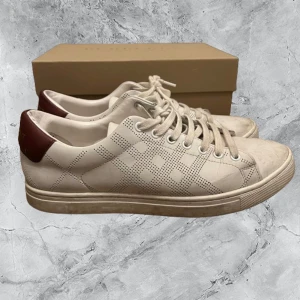 Burberry Skor - Säljer nu dessa feta Burberry skor eftersom de inte kommer till användning! Storlek 42 men passar 43. Allt og förutom kvitto ingår (låda, prislapp m.m.)! Bra skick förutom att skorna är lite smutsiga (går att få bort) och skada inuti ena skon. Hör av er vid minsta fundering!