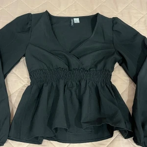 Svart blus från H&M - Super fin blus från H&M. Har bara provat på den💕