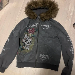 Ed hardy hoodie med pälsluva - Ed hardy zip up hoodie med päls på luvan, Luvan går att ta av när man ska tvätta hoodien om man vill. Den är storlek xs på taggen men passar typ M/L för den är oversized