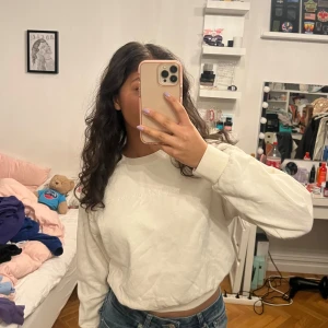 Ljusbeige sweatshirt med text - Säljer en ljusbeige sweatshirt med texten 'HUMAN BEING' på bröstet. Tröjan har en klassisk rund hals och långa ärmar, perfekt för en avslappnad stil. Passar bra till jeans eller andra casual outfits.