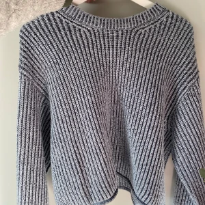 Blå stickad tröja - Blåmelerad stickad tröja i väldigt skönt material, något vid passform och långa, lite vida armar💕 är superskön under kalla dagar❤️