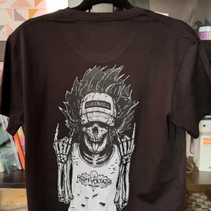 Svart t-shirt med tryck - Cool svart t-shirt från Gildan med ett stort tryck på baksidan föreställande en rockig figur med texten 'High Voltage'. Perfekt för festivaler eller konserter. T-shirten har en rund hals och korta ärmar.