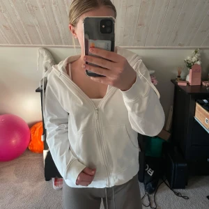 Vit hoodie med dragkedja - Säljer en vit hoodie från Cubus med dragkedja och huva. Den har långa ärmar och en klassisk design med fickor framtill. Perfekt till ett par snygga byxor. Andvänd några gånger men i bra skick. Pris går att diskutera💕