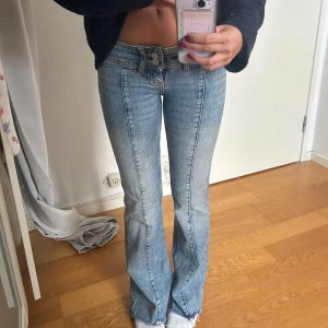 lågmidjade bootcut jeans - såå lågmidjade bootcut jesns storlek 24