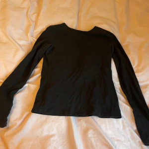 Svart långärmad tröja från H&M - Säljer en enkel och stilren svart långärmad tröja från H&M. Perfekt för en avslappnad look. Tröjan är tillverkad i ett mjukt material som känns skönt mot huden. Tröjan är i storleken 146/152 men jag skulle säga att den passar som XS. Pris kan diskuteras 