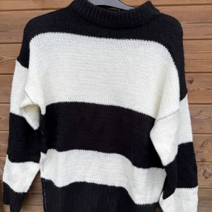 Stickad tröja  - Stickad tröja ifrån Lager157 i storlek XS/S passar mer storlek M väldigt oversize! 