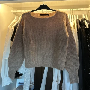 Beige stickad tröja - Säljer en mysig beige stickad tröja från Vero Moda. Perfekt för kyligare dagar och enkel att matcha med olika outfits. Tröjan har en klassisk design som passar till många tillfällen. Om du har frågor eller funderingar så ska du inte tveka på att kontakta⭐️