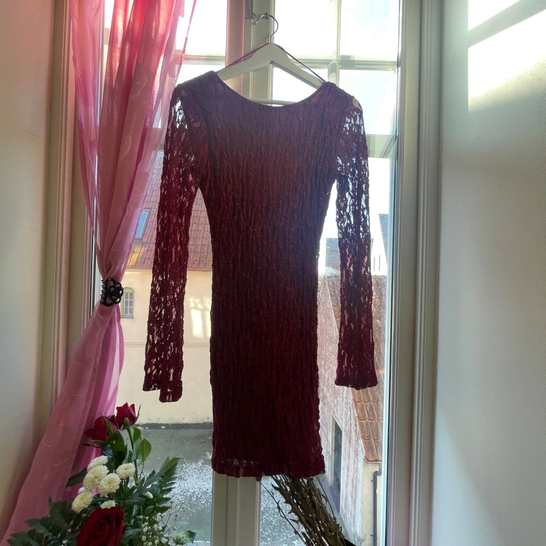 Vinröd spetsklänning från Stradivarius