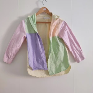 Flerfärgad skjorta med pastellfärger - Säljer en unik flerfärgad skjorta i pastellfärger. Skjortan har långärmade ärmar och en mix av ljusgrön, ljuslila, ljusrosa och ljusgul 🌈 Liten i storlek, skulle uppskattas till en XS, passar mig som är i vanliga fall S