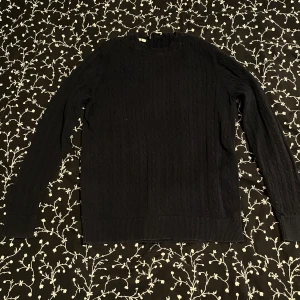 Mörk blå Kabelstickad tröja - Säljer en mörkblå Kabelstickad tröja från Selected Homme. Tvär fet och perfekt för alla väder.