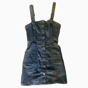 Jeans hängsel klänning  - Jeans hängsel klänning med fickor från H&M💕 använd 1 gång, storlek 38