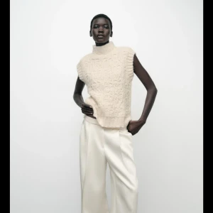 Stickad topp - Säljer denna snygga populära topp från Zara som är helt slutsåld. Använd endast en gång!