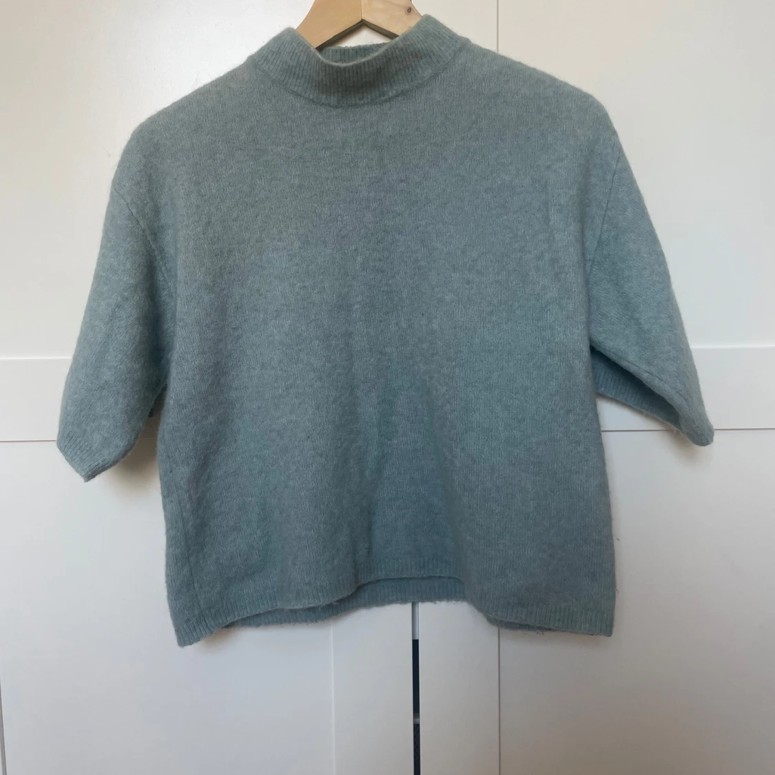 Kortärmad stickad tröja  - 1