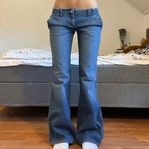 Jeans  - Midjemått: 37cm, innerbenslängd: 84cm 🩷