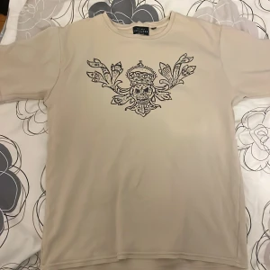Fet tisha - Beige tisha med ngt fett maxat tryck