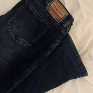 Svarta jeans från Diesel - Snygga svarta jeans från Diesel med en klassisk femficksdesign. Jeansen har en diskret logga på bakfickan. Perfekta för en stilren look. Pris går att diskutera!!!