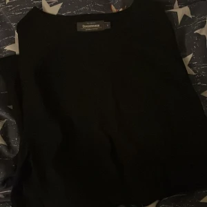 Svart tröja från Dressmann - Säljer en stilren svart tröja från Dressmann i Supima bomull. Perfekt för en klassisk look. Tröjan har en enkel design och är tillverkad i ett mjukt och bekvämt material.