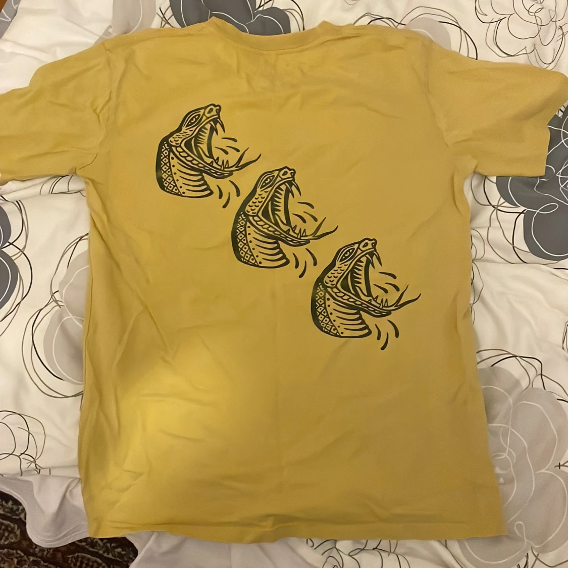 T-shirt med ormar och sånt dära - 1