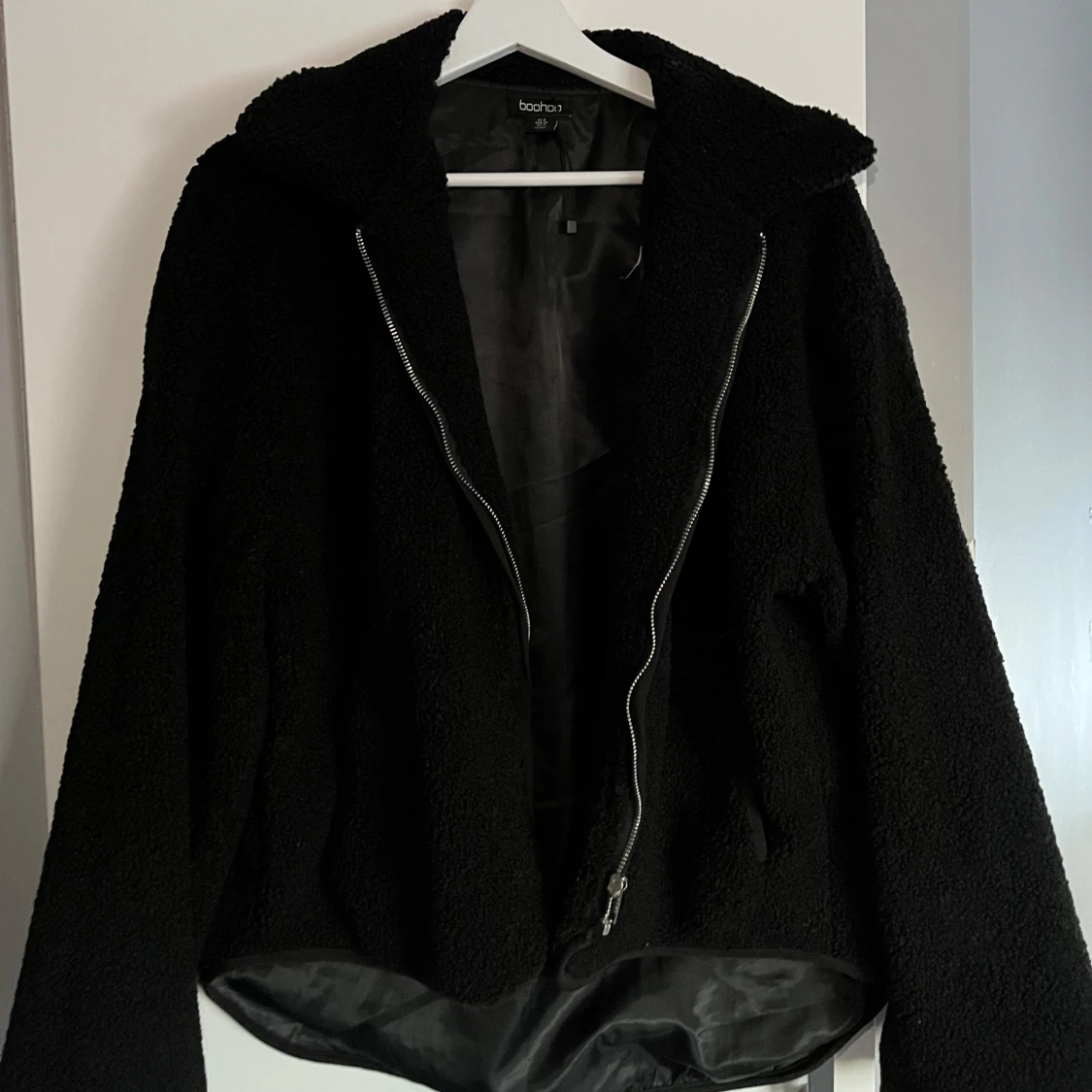 Svart teddyjacka från Boohoo