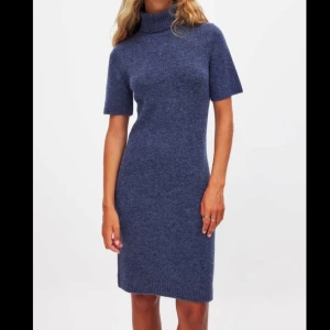 stickad klänning - såå fin klänning från NA-KD 